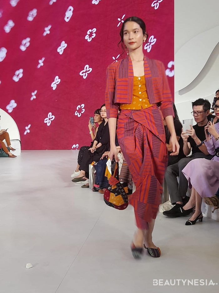 'RONA' yang mengandung arti sebagai 'warna' atau 'cahaya muka' ini pun tertuang dalam berbagai warna-warna cerah dalam daily wear yang ditampilkan./ Foto: Sierra/Beautynesia