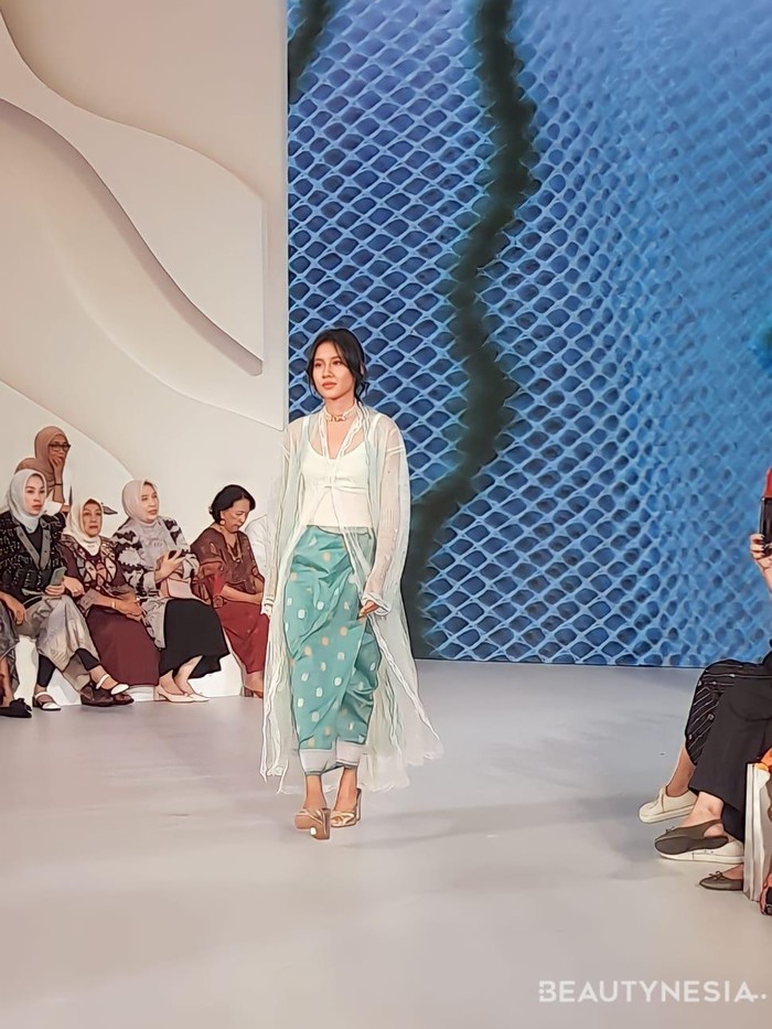 Peragaan busana kali ini juga didukung oleh 'Sahabat Sejauh' mulai dari Asmara Abigail, Ariel Tatum, Shenina Cinnamon, Kelly Tandiono, Titi Radjo Padmaja, Nicoline Patricia, hingga Putri Marino./ Foto: Sierra/Beautynesia
