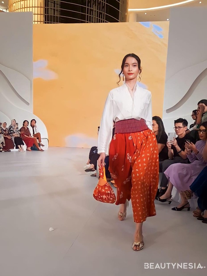 Lewat koleksi 'RONA' dari kolaborasi Cita Tenun Indonesia x Sejauh Mata Memandang, keduanya menghadirkan daily wear dengan sentuhan baju nasional yang didesain dengan gaya kontemporer./ Foto: Sierra/Beautynesia