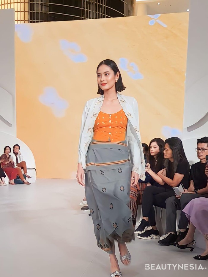 Koleksi 'RONA' ini pun berasal dari ragam tenun, corak, teknik, dan intensitas warna dari berbagai daerah di Indonesia, Beauties./ Foto: Sierra/Beautynesia