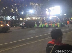 Massa Buruh Bertahan di Patung Kuda, Jl Medan Merdeka Barat Masih Ditutup