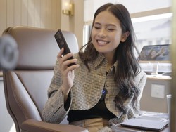 Senyum Maudy Ayunda Naik KLB Mewah dan Futuristik ke Cirebon