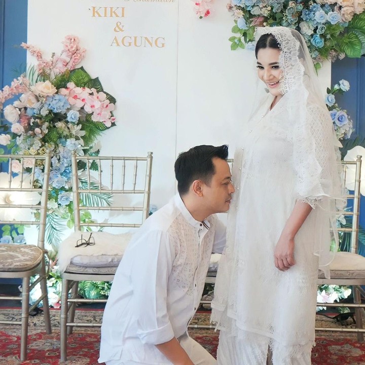 <p>Pada momen membahagiakan ini, Kiki Amalia dan sang suami Agung Nugraha terlihat menggunakan pakaian berwarna putih. Warna pakaian yang digunakan menambah kesan hikmat dalam acara ini. (Foto: Instagram: @kikiamaliaworld)</p>