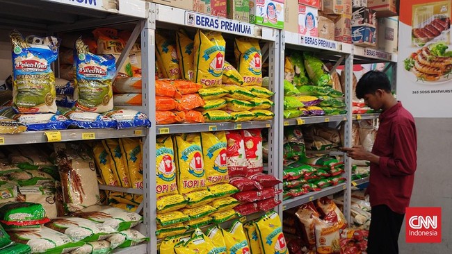 Peritel saat ini kesulitan mendapatkan suplai beras premium lokal kemasan 5 kilogram imbas masa panen belum datang dan impor belum masuk ke pasar.