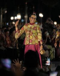 Nonton Fashion Show Istana Berbatik, Presiden Jokowi Pakai Batik Yang ...