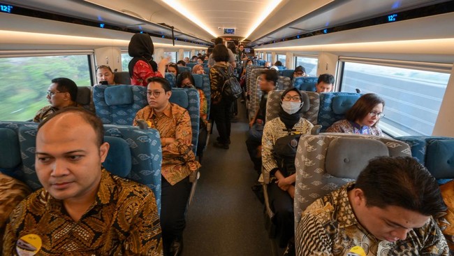 PT Kereta Cepat Indonesia China (KCIC) mencatat 15 ribu orang telah menjajal kereta cepat Jakarta-Bandung alias Whoosh sejak 3-9 Oktober 2023.