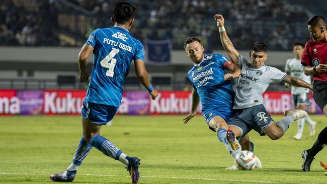 Pertempuran Liga 1: Derbi Sengit Berakhir Imbang Dramatis, Persib dan Persita Saling Kejar Enam Gol