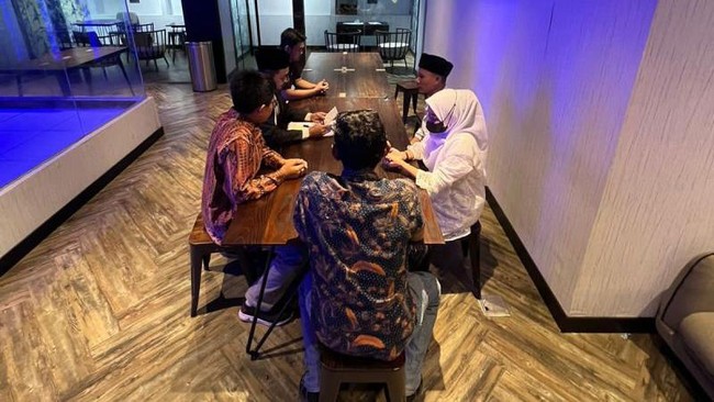 Dua tersangka kasus pembuatan film porno rumah produksi Jaksel menikah di Polda Metro Jaya. Setelah pernikahan, keduanya ditahan kembali.