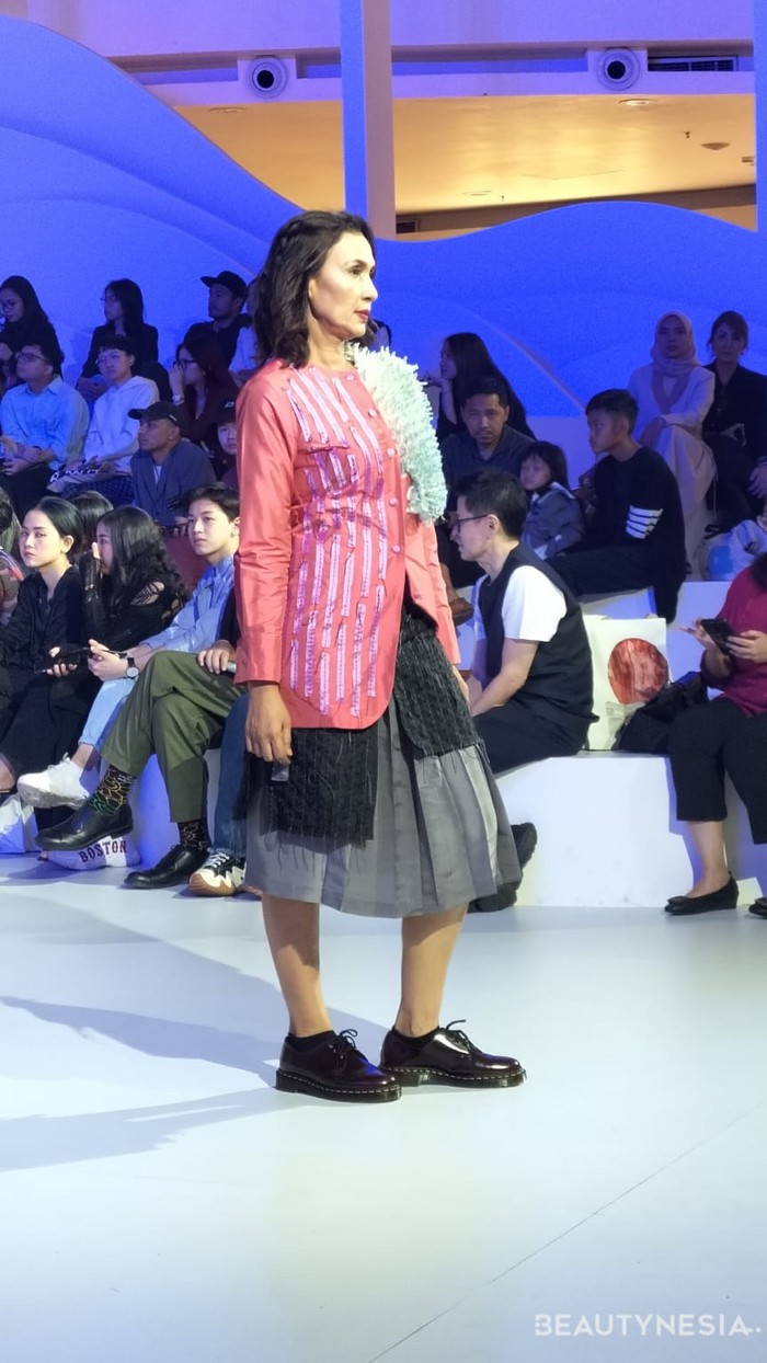 Sequence pertamanya, Iyonono menggambarkan karyanya sebagai Masa Remaja dan semua perjuangannya. Ia mengeksplorasi emosi yang kompleks, dari kesedihan hingga kenakalan, serta kegembiraan dan warna-warni kehidupan. Rancangan ini menggambarkan aspek emosi sesuai dengan kisahnya. (Foto: Rini Apriliani/Beautynesia)