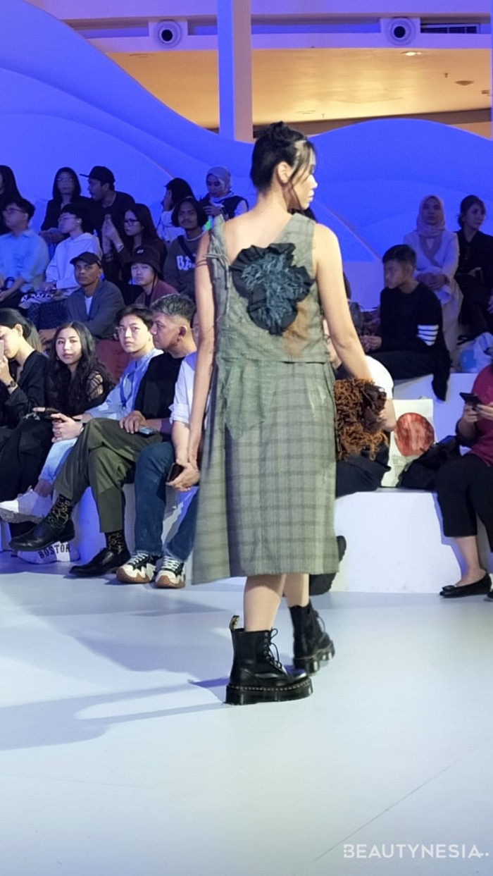 Desainer muda lulusan Institut Kesenian Jakarta ini hadir dengan koleksi terbaru yang menggambarkan imajinasi dan cerita hidupnya ke dalam karya yang dikemas dalam tema “Bermain dengan Waktu”. Koleksi ini terbagi menjadi tiga sequence, elemen masa lalu, sekarang, dan masa depan. 