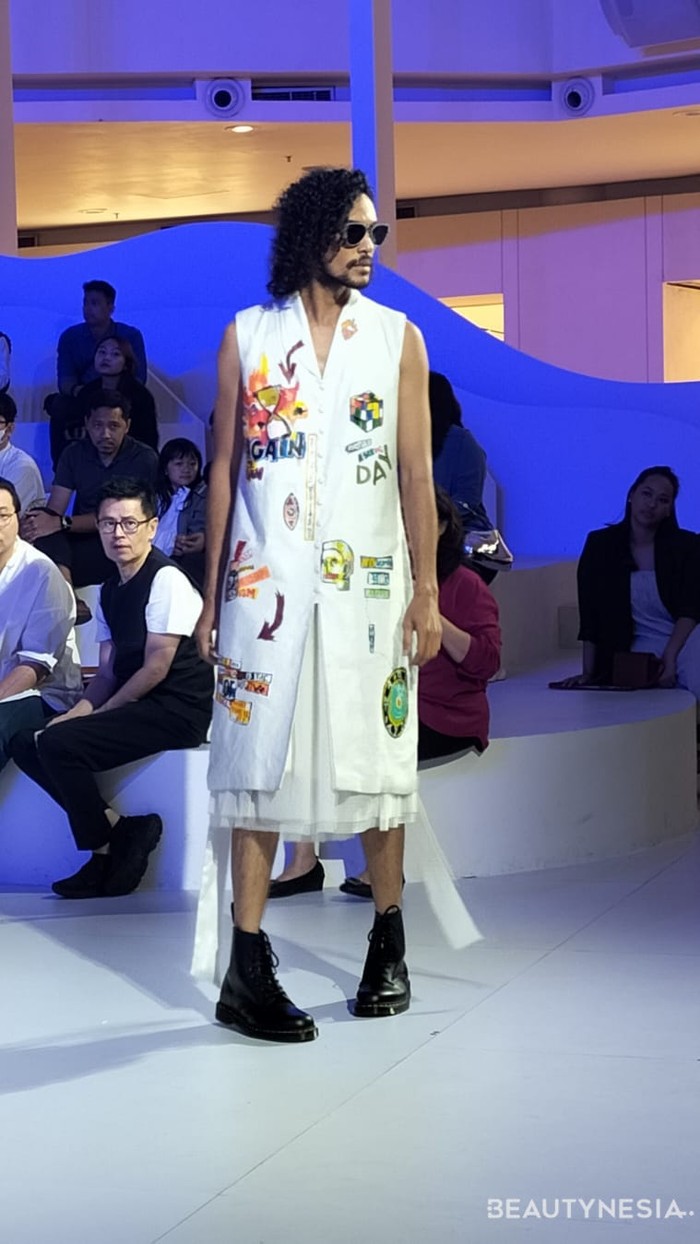 Sequence kedua, Iyonono mengatakan jika ini adalah masa pencarian hingga pencapaian jati dirinya. Ia menghadirkan lebih dari 10 looks profesionalisme dalam fashion dengan sentuhan kreatif khasnya. Palet warna monokrom yang lebih menyenangkan mengilustrasi perjalanan pribadi yang unik.