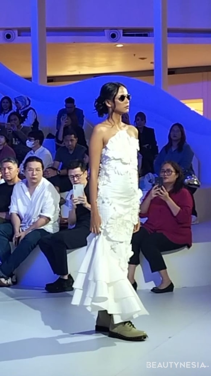 Sequence ketiga, ia bercerita tentang pernikahan. Ada 3 busana pernikahan yang menggambarkan momen paling penuh kebahagiaan. Looksnya memiliki karakter yang tenang dan emosional yang mendalam. Setiap looks menciptakan atmosfer pernikahan yang sederhana dan intimate. 