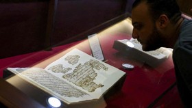 FOTO: Mesir Ungkap Al-Qur'an Langka dari Generasi Awal Islam