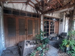 Lansia di Bandung Ini 10 Tahun Huni Rumah Mewah Terbengkalai Tanpa Listrik