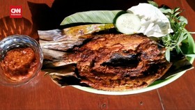 VIDEO: Mencicipi Bandeng Asap Tandur Di Rumah Makan Berkonsep Pemilu