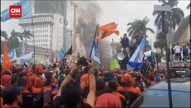VIDEO: Demo Kawal Putusan MK UU Ciptaker Sempat Ricuh