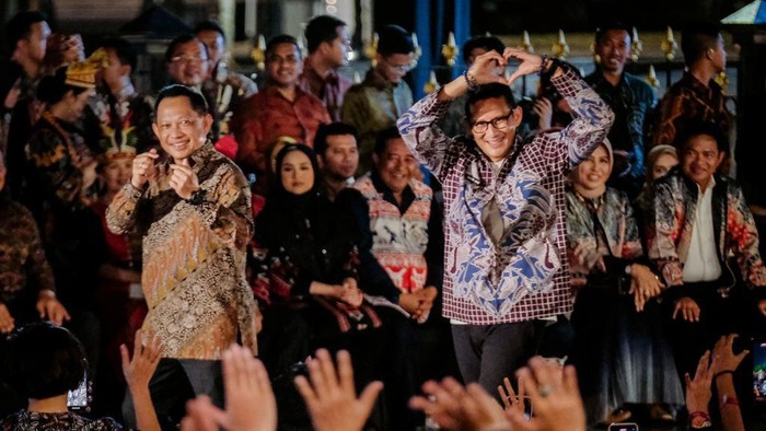 Sederet Pejabat Negara Jadi Model Catwalk Istana Berbatik, Para Istri Ikutan dan Kompak!