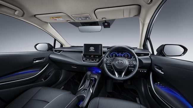 Di Indonesia, sedan Corolla Altis tersedia dua varian yaitu 1.8 V CVT (bensin) dan 1.8 HEV CVT (hybrid).