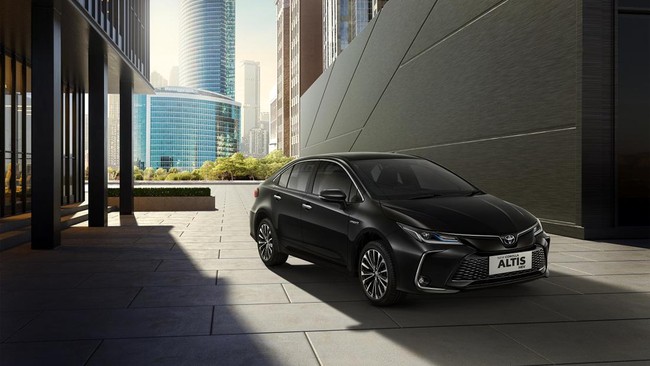New Toyota Corolla Altis diluncurkan di Indonesia tanpa seremoni. TAM menyediakan dua varian yaitu 1.8 V CVT (bensin) dan 1.8 HEV CVT (hybrid).