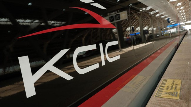 PT Kereta Cepat Indonesia China (KCIC) mencari konsultan Kereta Cepat Jakarta-Surabaya (KCJS) dengan nilai tender Rp27,52 miliar.