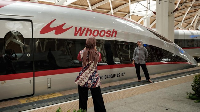 PT Kereta Cepat Indonesia-China (KCIC) menambah jadwal kereta cepat Whoosh dari 40 menjadi 48 perjalanan per hari.
