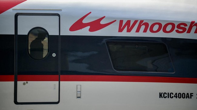 YouTuber asal Inggris menjajal kereta cepat Whoosh. Ia membandingkannya dengan pengalaman naik kereta di UK.