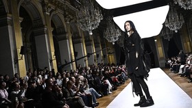 Yohji Yamamoto Seperti Biasanya, Busana Magis yang Menghipnotis