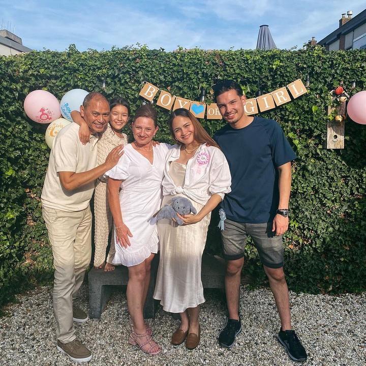 <p>Acara gender reveal yang digelar secara sederhana ini turut dihadiri oleh kerabat dan keluarga. Berbeda dengan gender reveal pada umumnya, baik Ghea, suami, dan tamu undangan tak menggunakan pakaian serba pink dan biru. (Foto: Instagram: @ghea.dsyawal)</p>
