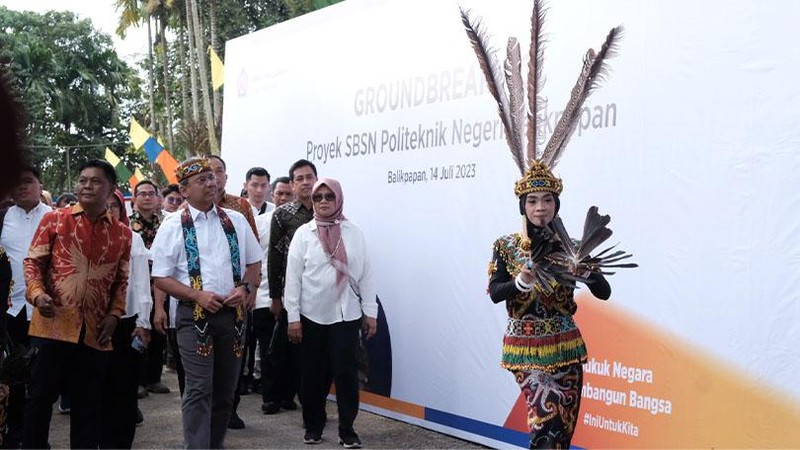 Sebagai negara kepulauan, kondisi geografis Indonesia menjadi tantangan bagi pemerintah untuk melakukan pemerataan pembangunan