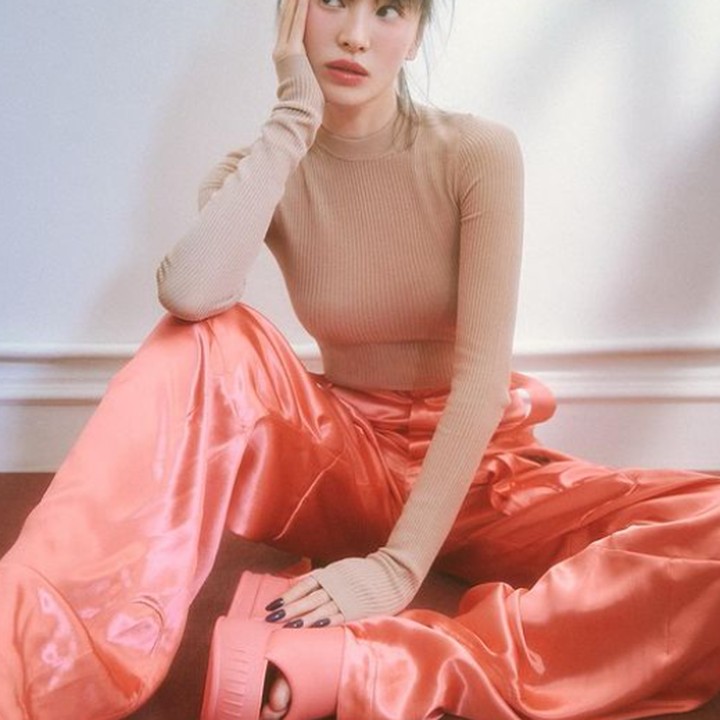 <p>Bak anak muda, tampilan rambut Hye Kyo yang dicepol dengan tambahan poni membuatnya tampak lebih fresh nih, Bunda. (Foto: Instagram @kyo1122)</p>