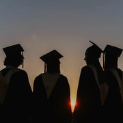 Habis Wisuda Malah Depresi? Kenali 4 Penyebabnya yang Sering Menyerang Fresh Graduate