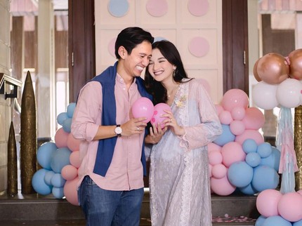 7 Potret Gender Reveal Belva Devara dan Sabrina Anggraini, Jadi Ajang Kumpul Keluarga