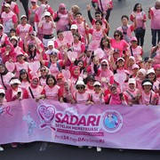 Charm dan YKPI Adakan Ayo SADARI Setelah Menstruasi Fun Walk dengan 100 Survivor Kanker Payudara