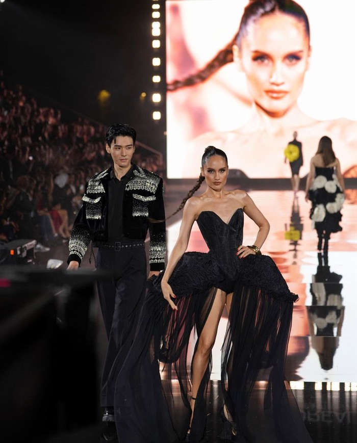 Aksi Enzy Storia dan Cinta Laura Jadi Model LOreal Paris Fashion Week ...