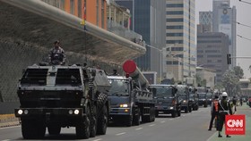 FOTO: Defile Kendaraan Tempur TNI Menembus Terik Jakarta