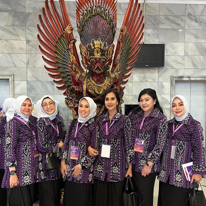<p>Penampilan Diah di acara Lemhannas ini banyak menuai pujian dari netizen. Selain dibilang cantik, tak sedikit yang mengatakan Diah memiliki aura ibu pejabat. (Foto: Instagram @dps_diahpermatasari)</p>