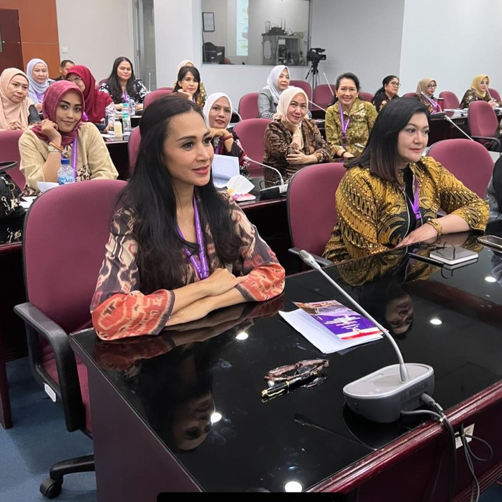 <p>Selain membagikan potret Upacara Pembukaan, Diah juga mengunggah foto saat dirinya tengah duduk serius mengikuti penataran. Kali ini, Diah mengenakan baju batik dengan corak orange, cokelat, dan ungu. Sementara rambutnya panjang digerai. (Foto: Instagram @dps_diahpermatasari)</p>