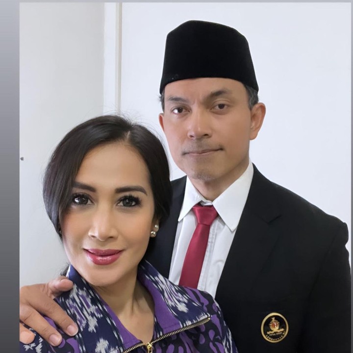 <p>Dalam unggahannya, Diah menuliskan pesan penuh makna sebagai bentuk dukungannya pada sang suami. "Istri sangat Perlu & memahami Serta Mendukung. Tugas suami.. InshaAllah Dlm perjalanan Tugas&Pengabdian nya maka keberadaan istri /Suami sbg pendamping merupakan faktor penting utk keberhasilan tugas& pengabdian," tulisnya. (Foto: Instagram @dps_diahpermatasari)</p>
