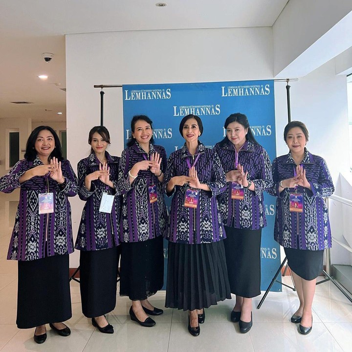 <p>Diah juga membagikan beberapa potret saat dirinya bersama istri dari peserta Lemhannas. Bunda dua anak ini berpose kompak dengan ibu-ibu lain. (Foto: Instagram @dps_diahpermatasari)</p>