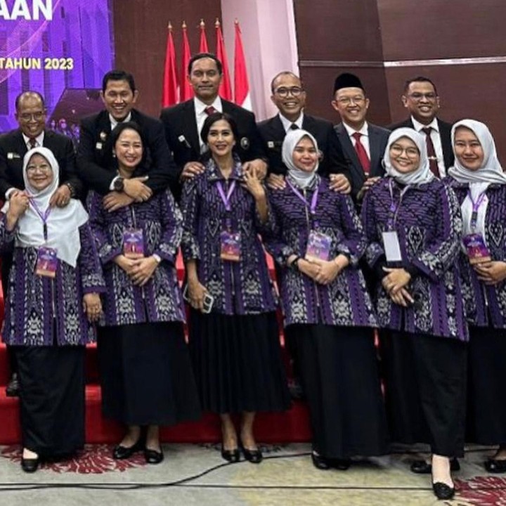 <p>Diah Permatasari belum lama ini terlihat mendampingi suaminya, Anton Wahyu Jatmiko, dalam Upacara Pembukaan penataran Istri Dari Suami peserta LEMHANNAS PPSA XX IV. Sang suami baru saja lulus dari pendidikan di Lembaga Ketahanan Nasional Republik Indonesia (Lemhannas), Bunda. (Foto: Instagram @dps_diahpermatasari)</p>