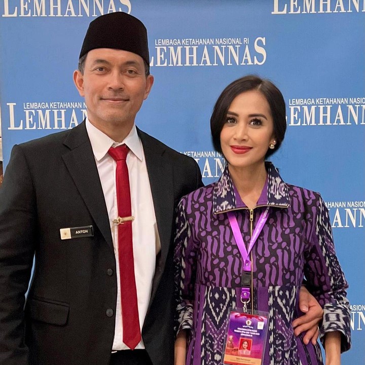 <p>Diah terlihat mengenakan baju batik berwarna ungu kehitaman dengan corak abu-abu. Sementara sang suami mengenakan setelan jas hitam dengan peci berwarna senada. (Foto: Instagram @dps_diahpermatasari)</p>