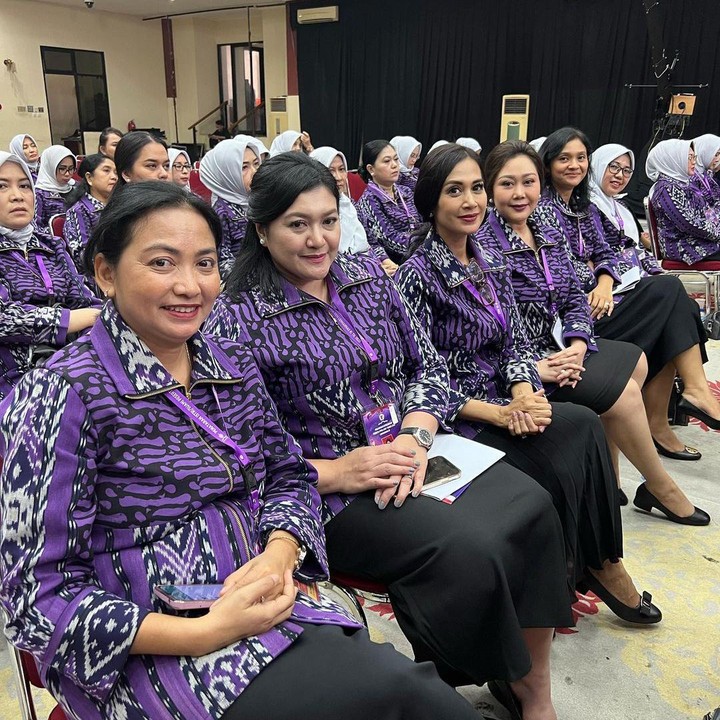 <p>Ucapan selamat juga mengalir dari para sahabat terkait kelulusan suami Diah di Lemhannas. Banyak di antaranya juga mendoakan Diah dan suaminya, Bunda. "Selamat ya Buat Mas Anton ya," ujar aktris Marini Zumarnis. (Foto: Instagram @dps_diahpermatasari)</p>