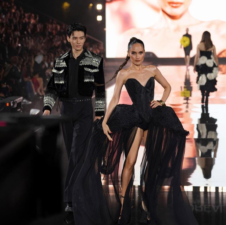 <p>Ya, ini karena penampilan keduanya saat berjalan di runway begitu memesona, tak kalah dari model profesional kelas dunia Kendall Jenner. "Cinta, kmau benar-benar menakjubkan," ujar akun @n_m**** dan "Enzy lo tu cantik bgtttt siiii gbisa berkata kata," kata @flu****.(Foto: Instagram @enzystoria)<br /><br /><br /></p>