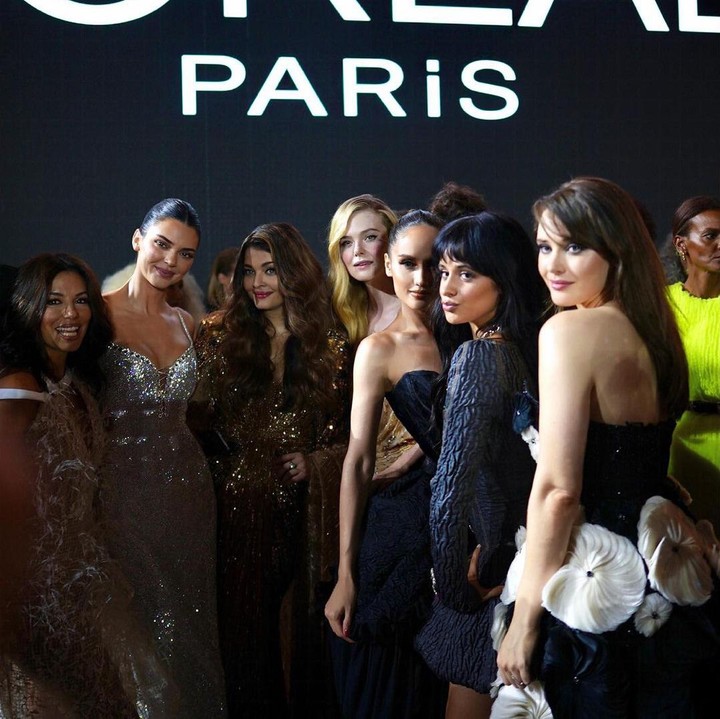 <p>Cinta Laura juga membagikan foto saat berpose dengan pesohor ternama dunia, seperti Kendall Jenner, Eva Longoria, Aishwarya, Elle Fanning, Camila Cabello, dan Katherine Langford. (Foto: Instagram @claurakiehl)<br /><br /><br /></p>