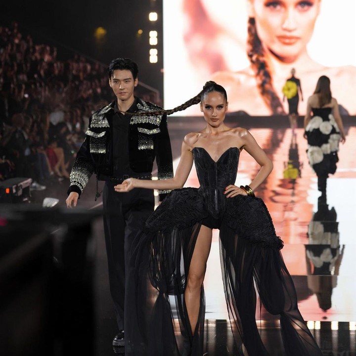 <p>Saat berjalan di atas catwalk dalam balutan gaun hitam, Cinta Laura juga terlihat sepanggung bersama aktor China, Gong Jun. (Foto: Instagram @claurakiehl)</p>
