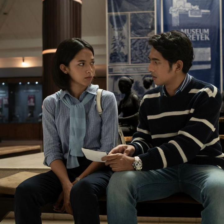 <p>Sebagai informasi, serial<em> Gadis Kretek</em> memang akan dibintangi oleh para aktor dan aktris papan atas, Bunda. Selain Dian Sastro, serial ini turut diperankan oleh Arya Saloka, Putri Marion, Ario Bayu, Tissa Biani, hingga Ibnu Jamil. (Foto: @therealdisastr)<br /><br /><br /></p>
