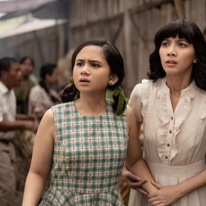 <p>Melalui kolom <em>caption</em>, Dian Sastro juga meninggalkan beberapa informasi. Katanya, serial ini akan tayang pada 2 November mendatang. "Mengawali perjumpaan dengan Gadis Kretek. Tayang mulai 2 November, hanya di Netflix. #Netflix #GadisKretek," tulisnya, dikutip dari akun @therealdisastr.(Foto: @therealdisastr)<br /><br /><br /></p>