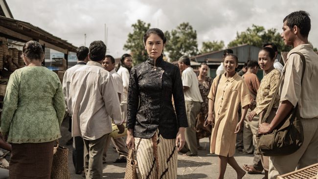 Segenap tim kreatif Gadis Kretek memiliki siasat mengatasi rentang waktu panjang dalam film ini, dimulai dari dekade '60-an hingga loncat ke awal milenium.