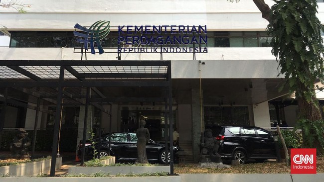 Penyidik Kejagung membawa satu kardus dan benda mirip mesin printer, usai menggeledah kantor Kemendag terkait dugaan korupsi impor gula.