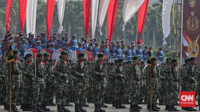 TNI adalah lembaga pertahanan negara Republik Indonesia. Urutan pangkat TNI AD, AL, AU, mulai dari terendah hingga tertinggi yaitu Tamtama, Bintara, Perwira.